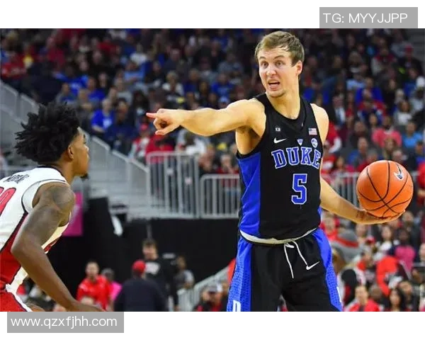 足球巨星升级之路：从新秀到世界之巅的成长与蜕变